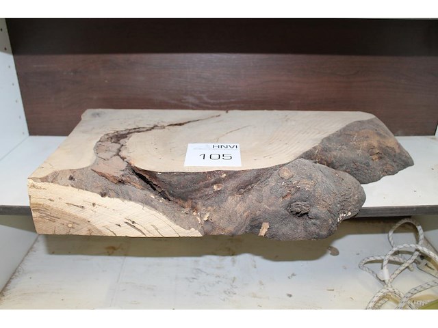 Houtblok in twee delen. afmeting 60 x 27 x 7 cm - afbeelding 1 van  2