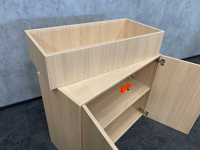 Houten 2-deurs kast met plantenbak - ongebruikt - afbeelding 2 van  10