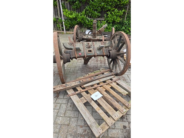 Houten antieke kar met wagenwielen - afbeelding 1 van  7