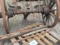 Houten antieke kar met wagenwielen - afbeelding 1 van  7