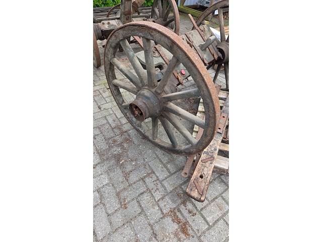 Houten antieke kar met wagenwielen - afbeelding 2 van  7