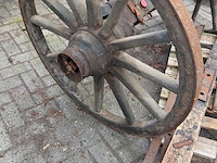Houten antieke kar met wagenwielen - afbeelding 2 van  7