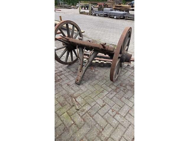 Houten antieke kar met wagenwielen - afbeelding 3 van  7