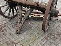 Houten antieke kar met wagenwielen - afbeelding 3 van  7