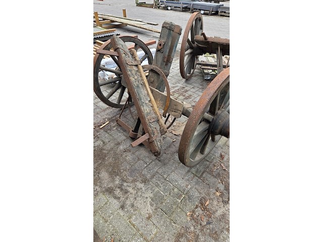 Houten antieke kar met wagenwielen - afbeelding 4 van  7