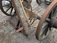 Houten antieke kar met wagenwielen - afbeelding 4 van  7
