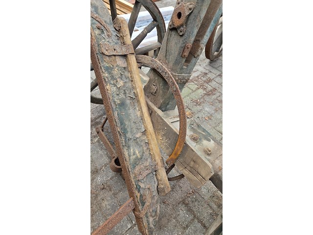 Houten antieke kar met wagenwielen - afbeelding 5 van  7
