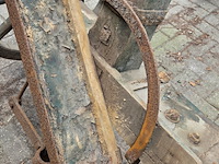 Houten antieke kar met wagenwielen - afbeelding 5 van  7