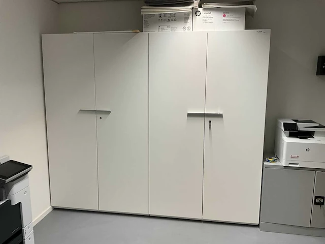 Houten archiefkast met inhoud (2x) - afbeelding 1 van  5