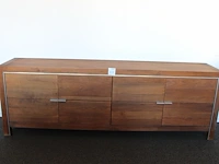 Houten archiefmeubel met vier deuren. afmeting 240 x 50 cm. hoogte 80 cm