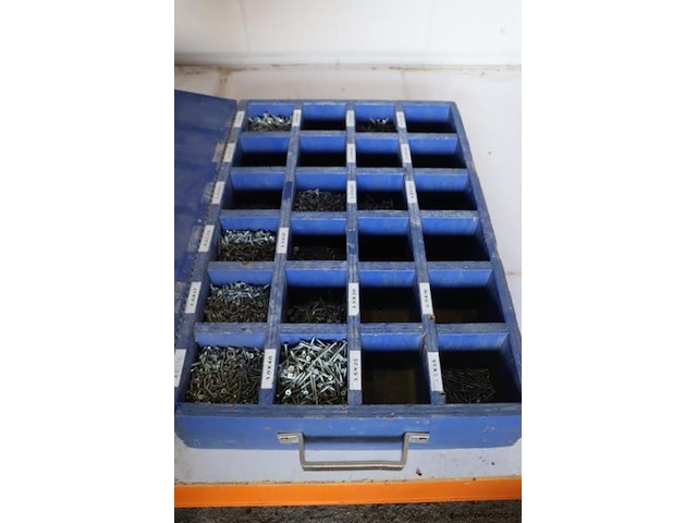 Houten assortimentskist incl. inhoud bestaande uit diverse schroeven - afbeelding 1 van  9