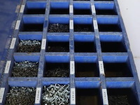 Houten assortimentskist incl. inhoud bestaande uit diverse schroeven - afbeelding 1 van  9