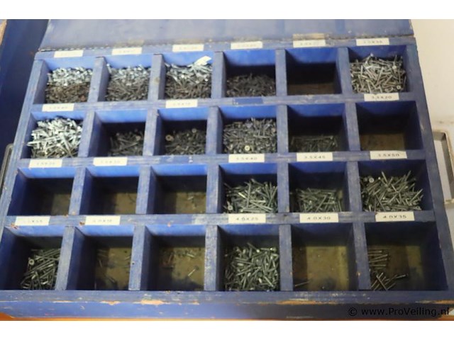 Houten assortimentskist incl. inhoud bestaande uit diverse schroeven - afbeelding 2 van  9