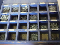 Houten assortimentskist incl. inhoud bestaande uit diverse schroeven - afbeelding 2 van  9