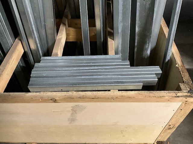 Houten bak met metalen profielen - afbeelding 1 van  5