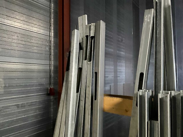 Houten bak met metalen profielen - afbeelding 2 van  5