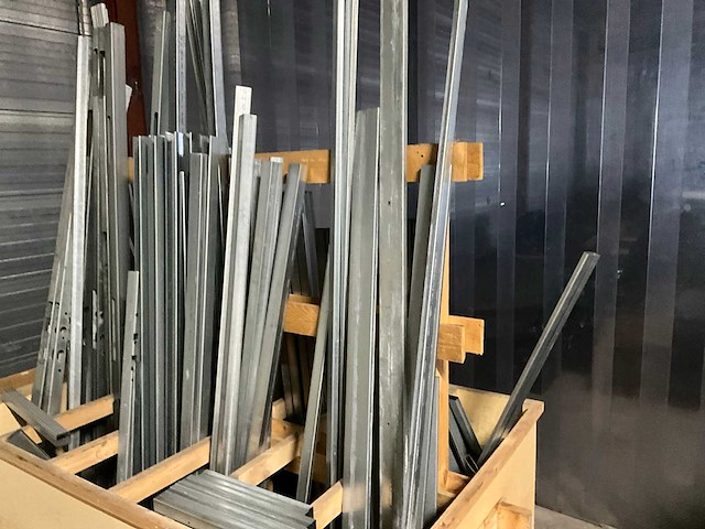 Houten bak met metalen profielen - afbeelding 3 van  5