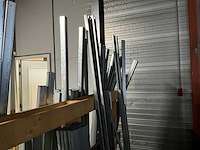 Houten bak met metalen profielen - afbeelding 4 van  5