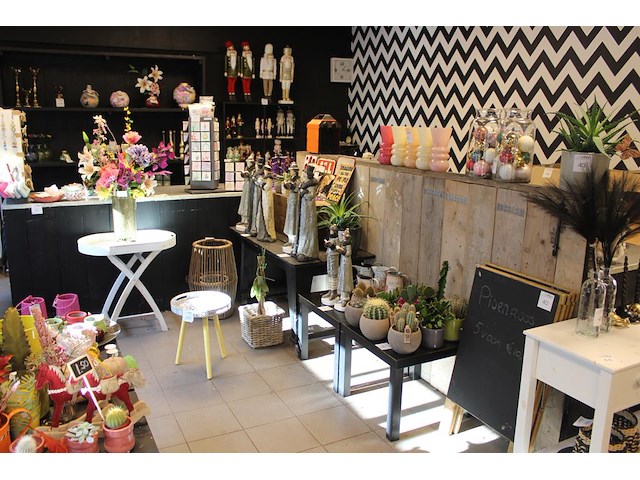 Houten balie met metalen blad in hoekopstelling met verkoop- en inpakgedeelte. afmeting 290 x 375 x 99 cm. - afbeelding 1 van  7