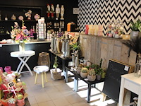 Houten balie met metalen blad in hoekopstelling met verkoop- en inpakgedeelte. afmeting 290 x 375 x 99 cm. - afbeelding 1 van  7