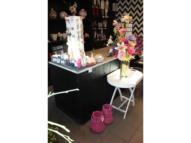 Houten balie met metalen blad in hoekopstelling met verkoop- en inpakgedeelte. afmeting 290 x 375 x 99 cm. - afbeelding 2 van  7