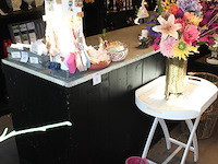 Houten balie met metalen blad in hoekopstelling met verkoop- en inpakgedeelte. afmeting 290 x 375 x 99 cm. - afbeelding 2 van  7