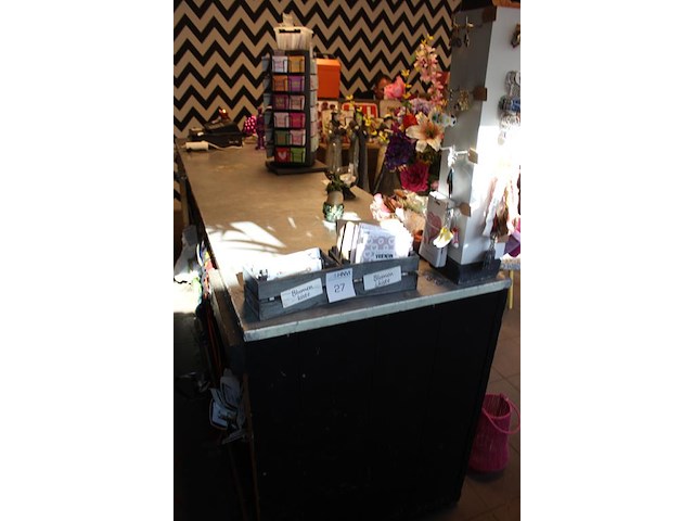 Houten balie met metalen blad in hoekopstelling met verkoop- en inpakgedeelte. afmeting 290 x 375 x 99 cm. - afbeelding 3 van  7