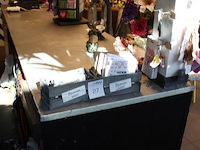 Houten balie met metalen blad in hoekopstelling met verkoop- en inpakgedeelte. afmeting 290 x 375 x 99 cm. - afbeelding 3 van  7