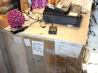 Houten balie met metalen blad in hoekopstelling met verkoop- en inpakgedeelte. afmeting 290 x 375 x 99 cm. - afbeelding 4 van  7