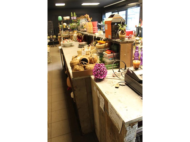 Houten balie met metalen blad in hoekopstelling met verkoop- en inpakgedeelte. afmeting 290 x 375 x 99 cm. - afbeelding 5 van  7