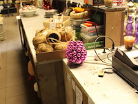 Houten balie met metalen blad in hoekopstelling met verkoop- en inpakgedeelte. afmeting 290 x 375 x 99 cm. - afbeelding 5 van  7