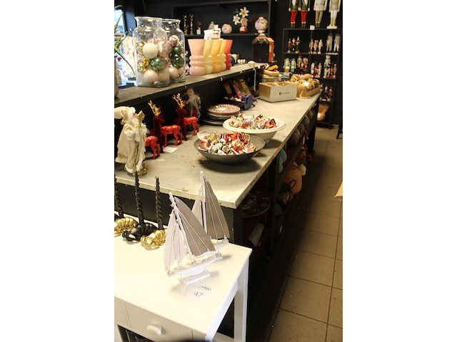 Houten balie met metalen blad in hoekopstelling met verkoop- en inpakgedeelte. afmeting 290 x 375 x 99 cm. - afbeelding 6 van  7