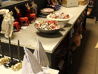 Houten balie met metalen blad in hoekopstelling met verkoop- en inpakgedeelte. afmeting 290 x 375 x 99 cm. - afbeelding 6 van  7