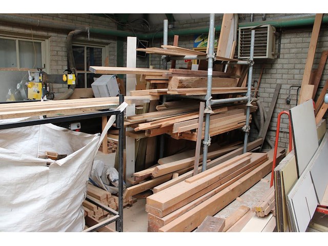 Houten balken en planken in en om 2 stapelbare bokken. inclusief bokken. - afbeelding 1 van  3