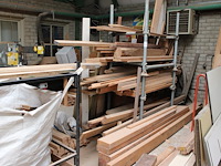 Houten balken en planken in en om 2 stapelbare bokken. inclusief bokken.