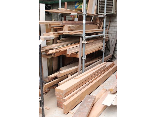 Houten balken en planken in en om 2 stapelbare bokken. inclusief bokken. - afbeelding 2 van  3
