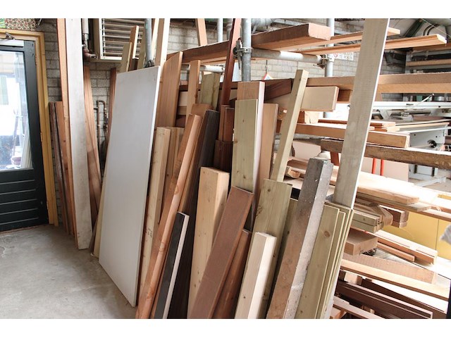 Houten balken en planken in en om 2 stapelbare bokken. inclusief bokken. - afbeelding 3 van  3