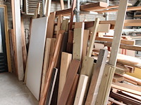 Houten balken en planken in en om 2 stapelbare bokken. inclusief bokken. - afbeelding 3 van  3