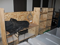 Houten bedrijfswageninrichting. afmeting . 279 x 50 x 163 cm.