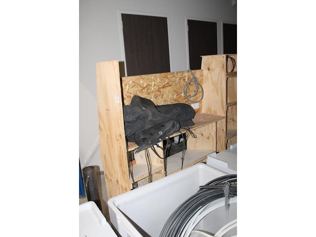 Houten bedrijfswageninrichting. afmeting . 279 x 50 x 163 cm. - afbeelding 2 van  3