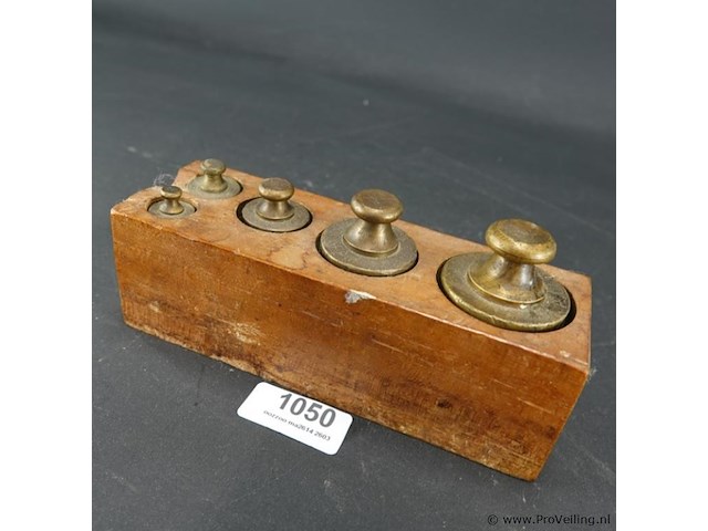 Houten blok met geijkte bronzen gewichten - afbeelding 1 van  5