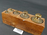 Houten blok met geijkte bronzen gewichten - afbeelding 1 van  5
