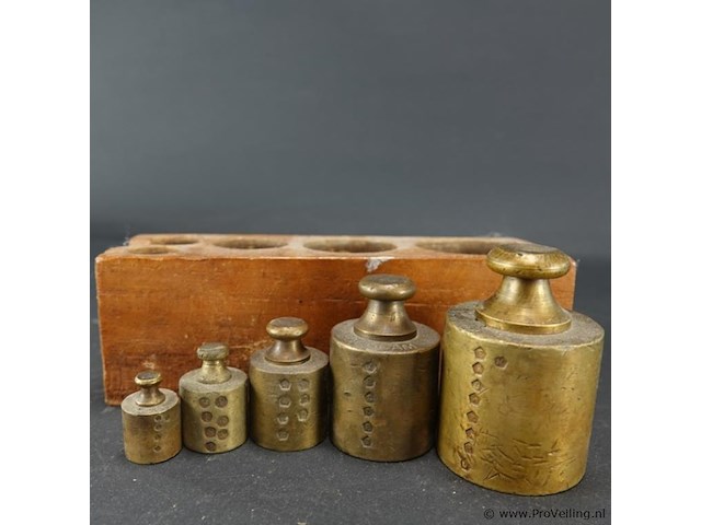 Houten blok met geijkte bronzen gewichten - afbeelding 2 van  5