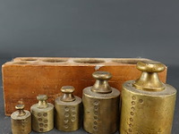 Houten blok met geijkte bronzen gewichten - afbeelding 2 van  5