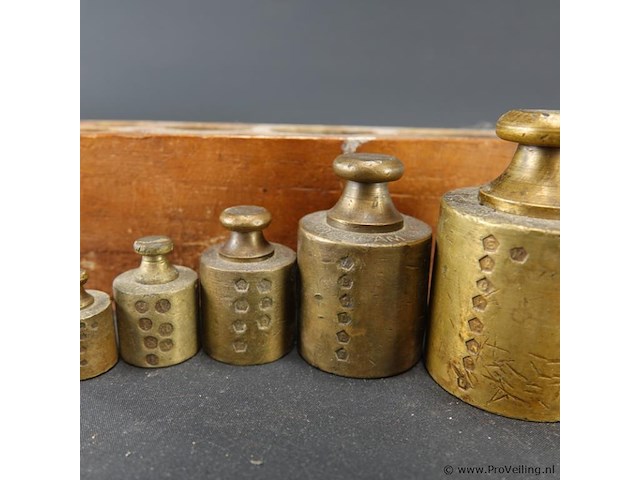 Houten blok met geijkte bronzen gewichten - afbeelding 3 van  5