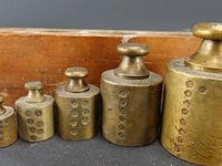 Houten blok met geijkte bronzen gewichten - afbeelding 3 van  5