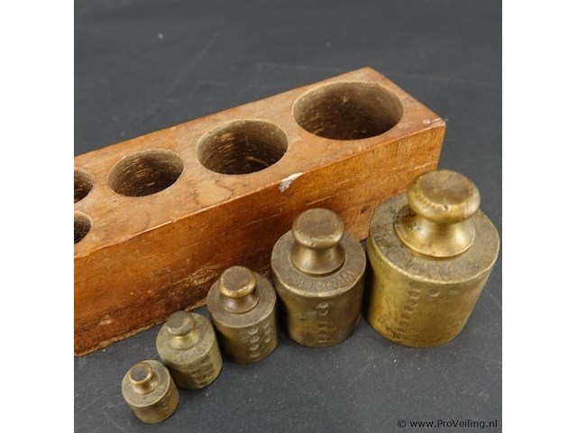 Houten blok met geijkte bronzen gewichten - afbeelding 4 van  5