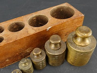 Houten blok met geijkte bronzen gewichten - afbeelding 4 van  5