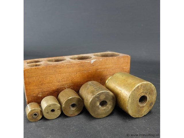 Houten blok met geijkte bronzen gewichten - afbeelding 5 van  5