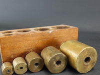 Houten blok met geijkte bronzen gewichten - afbeelding 5 van  5